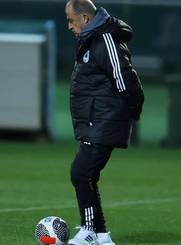 fatih-terim-panathinaikos-ile-ilk-antrenmanina-cikti-iste-o-goruntuler-1703698660682.jpeg Fatih Terim Panathinaikos ile ilk antrenmanına çıktı! İşte o görüntüler-2