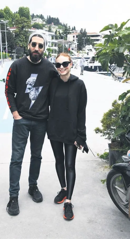 Nilperi Şahinkaya ve heykeltraş sevgilisi Emre Yusufi'den poz molası