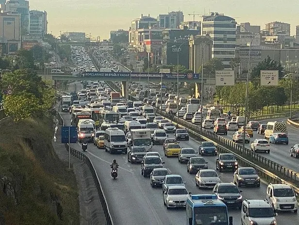 Son dakika: Yüz yüze eğitimin ikinci haftasında İstanbul'da trafik yoğunluğu-2
