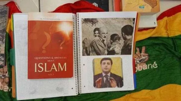 Gülen'in kitapları ile Öcalan posteri yanyana-2