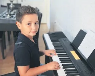 Biyonik kulaklı küçük piyanist