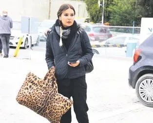 Annesinin yanında