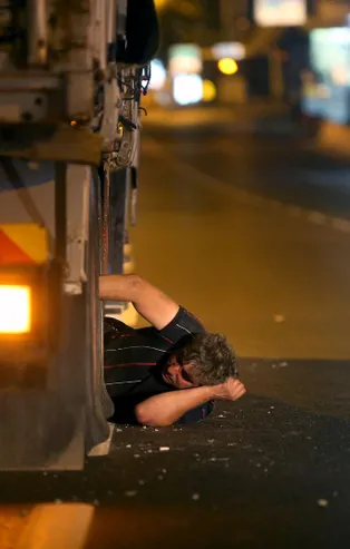 Şişli'de kamyon köprünün altında sıkıştı