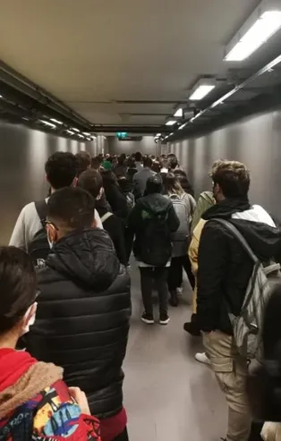 İstanbullunun ulaşım çilesi bitmek bilmiyor! Gayrettepe metro istasyonunda tepki çeken görüntü
