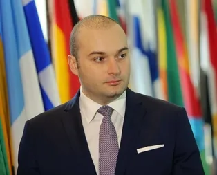 Komşuda hükümet krizi! İstifa etti