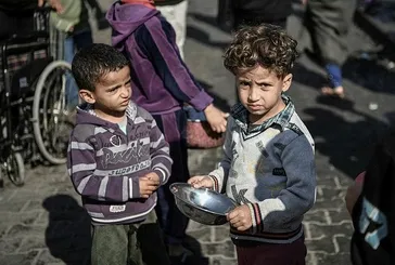 Katil İsrail'in ölüm yağdırdığı Gazze'deki Filistinli çocuk: "Aç yatıyoruz"