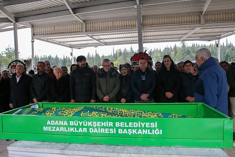 Şarkıcı Murat Kekilli'nin 84 yaşında hayatını kaybeden annesi Sıdıka Kekilli'nin cenazesi Adana'da toprağa verildi. Cenazeye, Murat Kekilli'nin yanı sıra ailesi ve yakınları ile vatandaşlar katıldı. (AA)