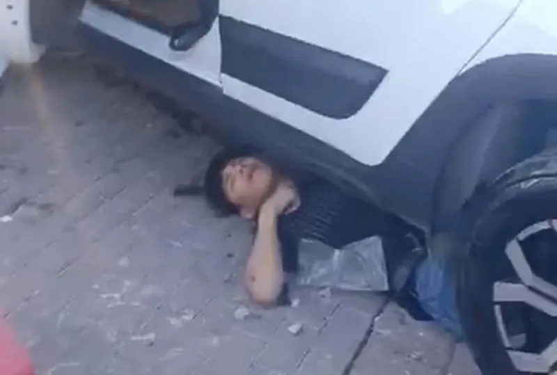 Ciple yayaların arasına daldı