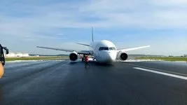 İstanbul Havalimanı’nda faciadan dönüldü! Takımları açılmayan Boeing 763 kargo uçağı gövde üzerine indi: İşte pilot ve kule arasında geçen konuşma