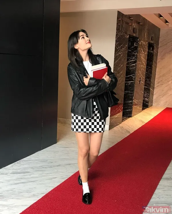 Esra Bilgiç süper minisini giydi kitaplarıyla poz verdi! ‘Liseli’ yorumları havada uçuştu tarzı sosyal medyayı salladı - 8