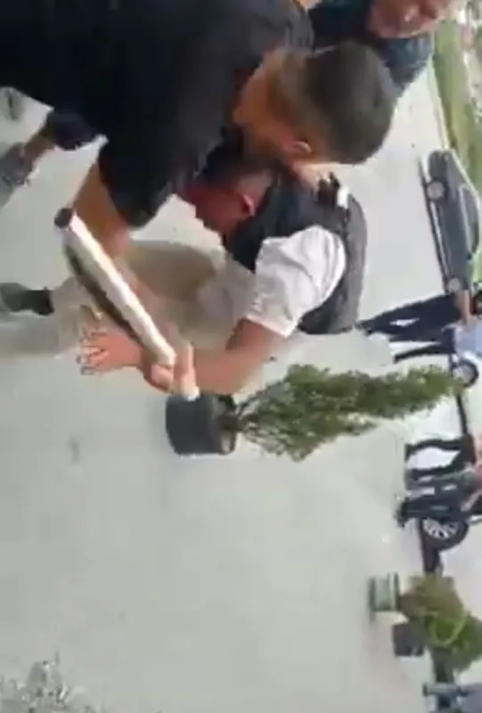 mesajla-taciz-ettigi-kadinin-esi-ve-akrabalari-tarafindan-meydan-dayagi-atildi-1663056406052.jpg Mesajla taciz ettiği kadının eşi ve akrabaları tarafından meydan dayağı atıldı-3