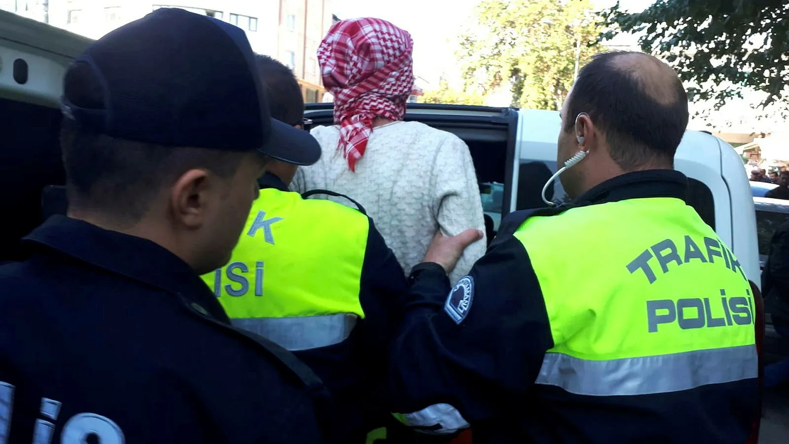 Atatürk heykeline çıkan balici linç edildi - 7