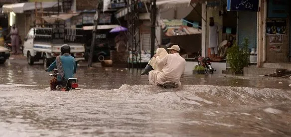 Muson yağmurlarının yol açtığı sel baskınlarında Pakistan'da 140, Hindistan'da 103 kişi hayatını kaybetti.