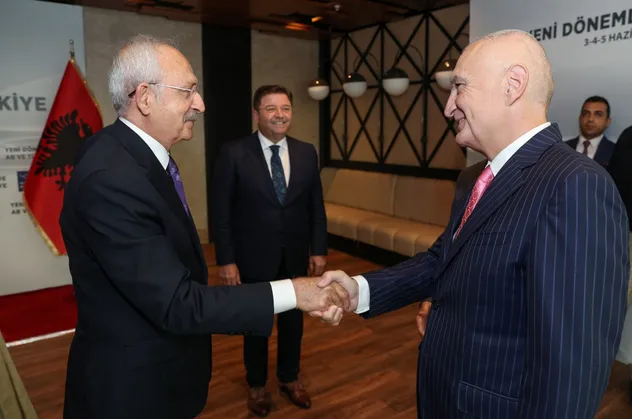 Gudubeti Arnavutluk'a da sıçradı! Kılıçdaroğlu ile görüşen Arnavutluk Cumhurbaşkanı Meta koltuğunu devretti