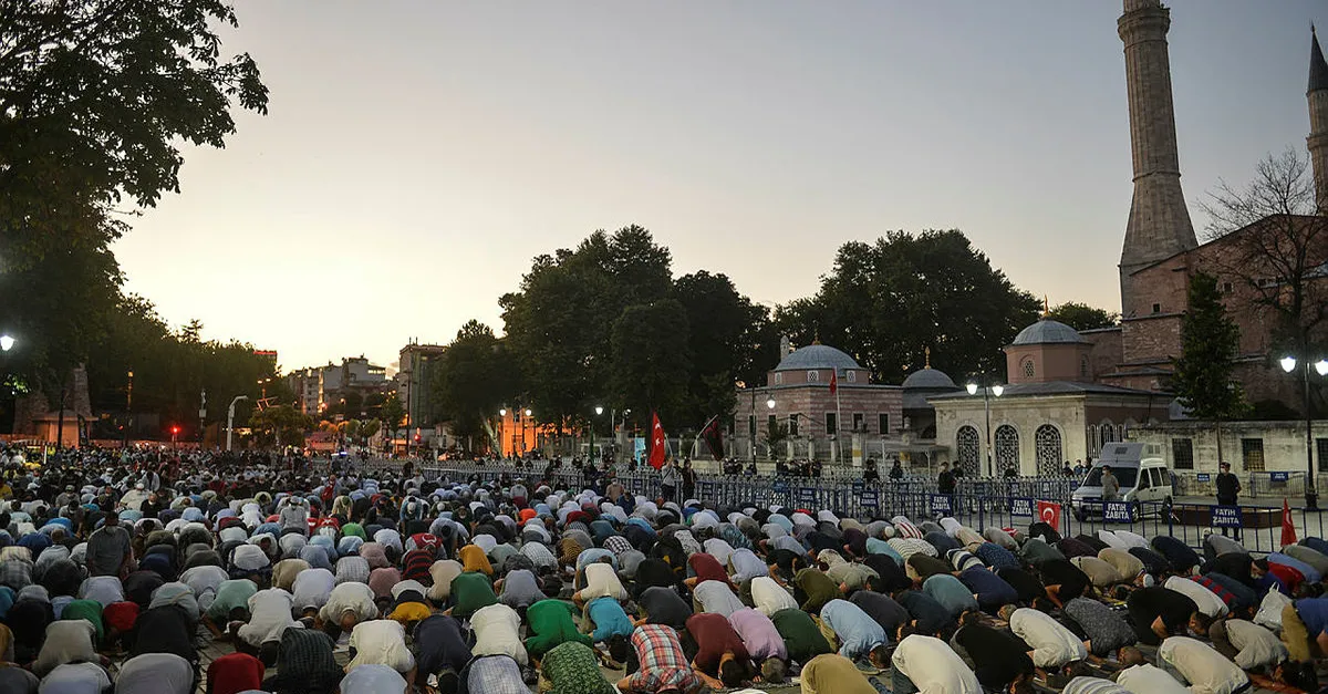 Erdoğan’ın imzasıyla Ayasofya ibadete açıldı! Sosyal medyada destek mesajları yağdı