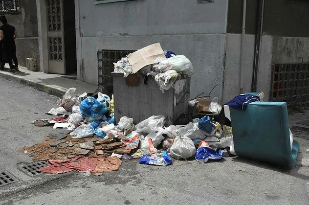 İzmir'de CHP'li Konak Belediyesi çöpleri toplamadı: Vatandaş isyan etti!