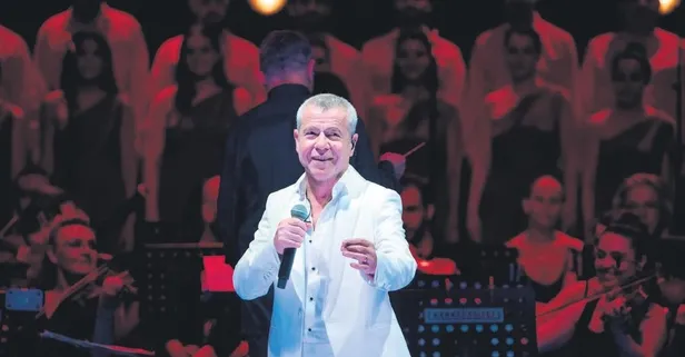 Şarkıcı Levent Yüksel'in müzik kariyerinin 30. Yılına özel verdiği konserde bilet satışı rekorları kırdı