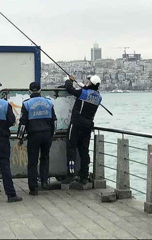 Son dakika: Üsküdar'da yasağa rağmen bariyerlerin arkasına saklanıp balık tutmak isteyen şahıs zabıtaya yakalandı