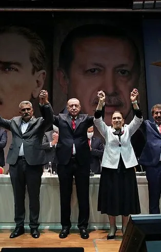 İki belediye başkanı daha AK Parti'ye katıldı! Rozetlerini Başkan Erdoğan taktı