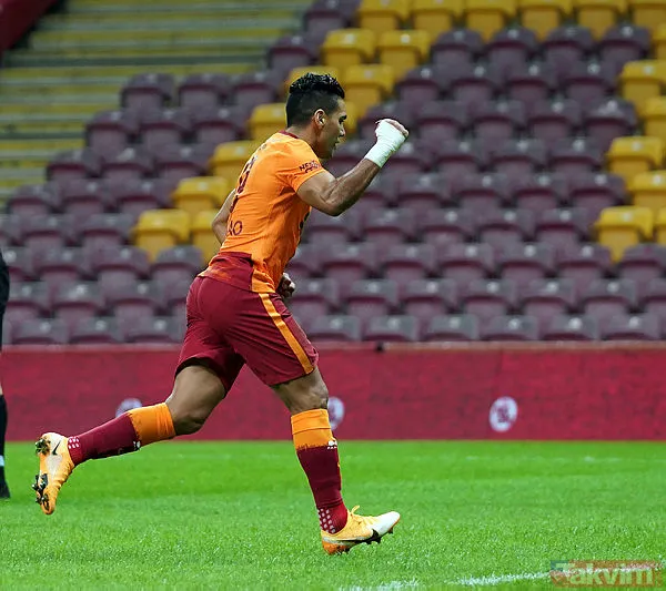 Falcao Ve Emre Akbaba Devrede Çıktı Öte Yandan, Galatasaray'da İkinci Yarıda Belhanda Ve Ömer Bayram Oyuna Girerken, Falcao Ve Emre Akbaba Çıktı.