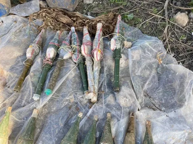 msb-duyurdu-pence-kilit-bolgesinde-pkkya-ait-cok-sayida-silah-ve-muhimmat-ele-gecirildi-1654348989133.jpeg MSB duyurdu: Pençe-Kilit bölgesinde PKK'ya ait çok sayıda silah ve mühimmat ele geçirildi-2