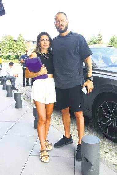 yesilcam-yildizi-turkan-sorayin-kizi-yagmur-unaldan-tatil-pozu-guzelligiyle-kucuk-sultan-dedirtti-1630445342968.jpeg Yeşilçam yıldızı Türkan Şoray'ın kızı Yağmur Ünal'dan tatil pozu! Güzelliğiyle "Küçük Sultan" dedirtti-6