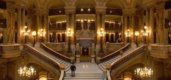 Paris Operası'nın (Palais Garnier) 6 ton ağırlığındaki avizesi seyirci kalabalığının üzerinde düştü, bir kişi öldü. Yazar Gaston Leroux ünlü gotik romanı Operadaki Hayalet'i 1909 yılında bu olaydan esinlenerek yazdı.