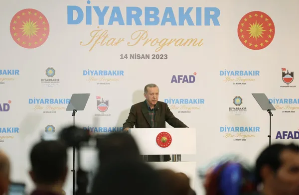 son-dakika-diyarbakirda-depremzedelerle-iftar-programi-baskan-recep-tayyip-erdogandan-teror-ittifakina-sert-so-1681494318285.jpg