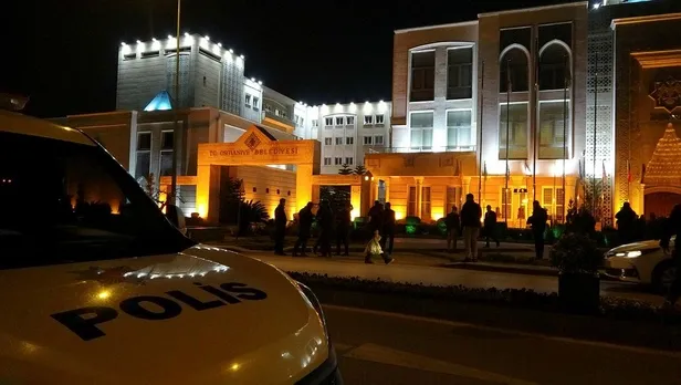 osmaniye-belediye-baskanligi-binasina-silahli-saldiri-polis-harekete-gecti-1644694752139.jpeg