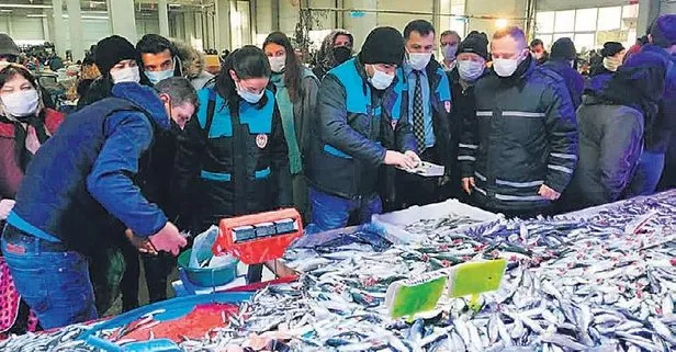 Sizin mesafeniz kaç santim! Zabıta, balık boyunu ölçmek için pazara gitti. Corona’yı unutup balık istifi dizildi