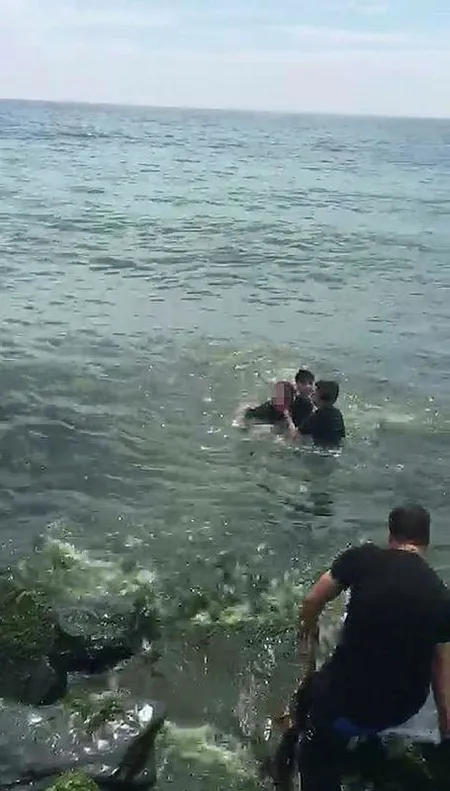 Bakırköy'de denize atlayarak intihar etmek isteyen kadını polis kurtardı-4