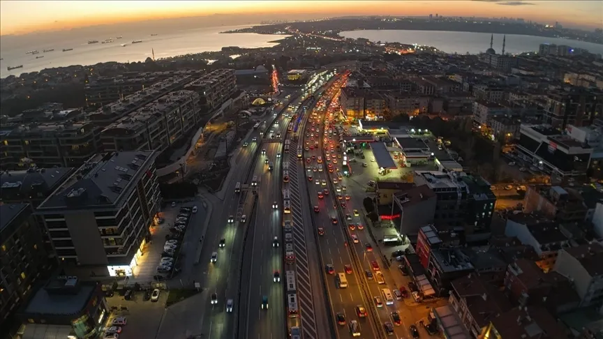 1-mayis-istanbulda-kapali-yollar-bugun-trafige-kapatilacak-yollar-ve-alternatif-guzergahlar-1777614395929.jpg