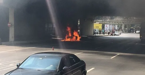 Kadıköy D-100'de araç yangını! Trafik durdu