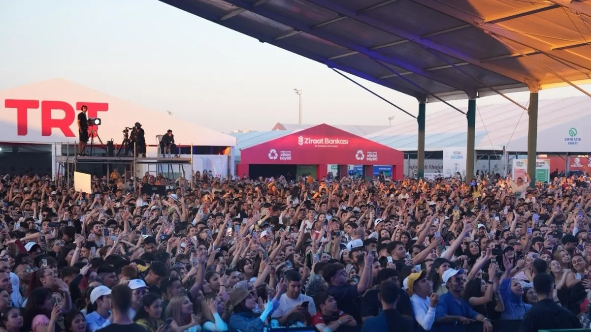 Sıfır Atık Festivali'nde Sefo konseri! Atatürk Havalimanı'nda binlerce kişi toplandı