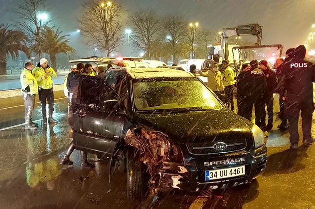 Alkollü sürücü park halindeki araçlara çarptı: 2 yaralı