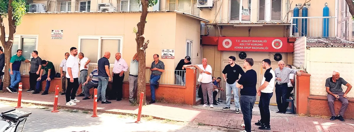 evde-vahset-1785013408888.jpeg Adana'da mahalle bekçisi, boşanma davası açan eşini evinde tabancayla vurdu: 30 dakikada yakalandı-3