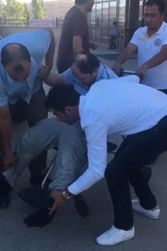 Polise zorluk çıkaran FETÖ'cü böyle götürüldü-1