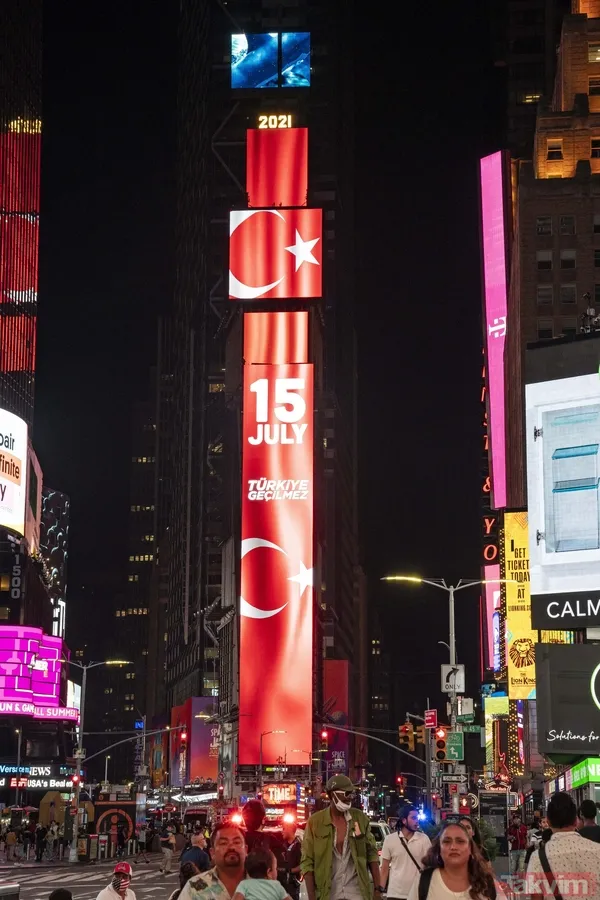 FETÖ'cü hainlerin 15 Temmuz darbe girişimi ABD'de Times Meydanı'nda anlatıldı - 1