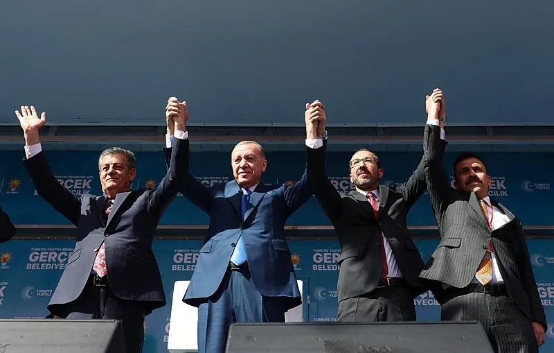 Başkan Erdoğan mitingde, il ve ilçe belediye başkan adayları ile vatandaşları selamladı.