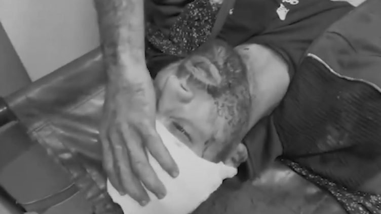 Yer: Gazze! Yaralı bir adam, ambulansla hastaneye götürüldüğü sırada Kur'an-ı Kerim okudu