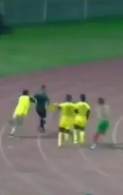 Futbolcular ve antrenör hakemi dövdü