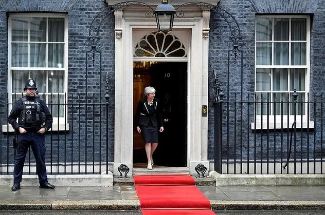 Theresa May’in sözünü gösterdi ve... İngiltere'de şoke eden istifa