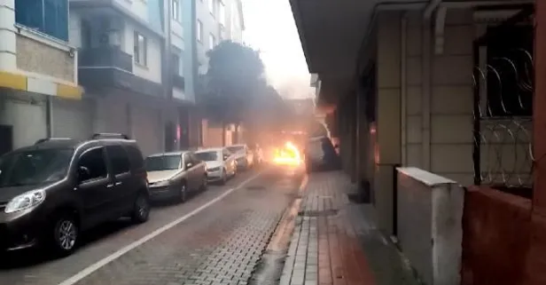Bahçelievler'de seyir halindeki otomobil alev alev yandı