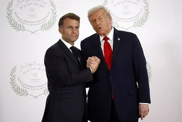 Trump ile Macron’dan Mısır’da bilek güreşi
