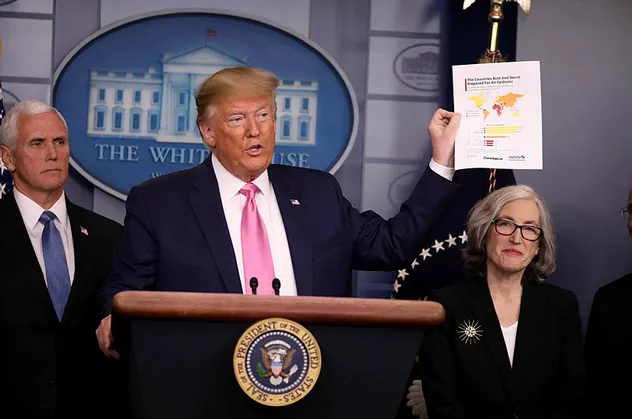 ABD Başkanı Donald Trump'ın elindeki Koronavirüs haritasında Türkiye detayı!