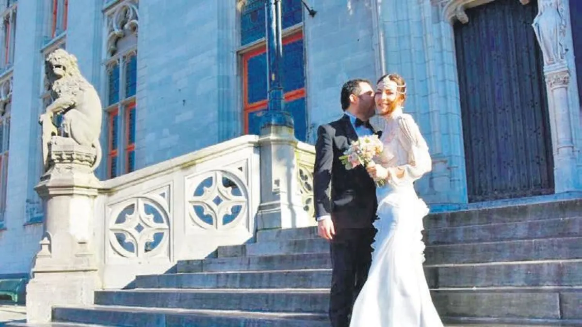 İlk günkü gibi romantikler! Burcu Kara'nın evlilik yıldönümü kutlaması masalları anımsattı!