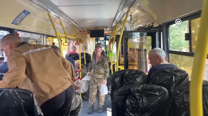 rusya-ve-ukrayna-arasinda-esir-takasi-kremlin-duyurdu-190-askerin-degisimi-yapildi-1721223413370.jpg Rusya ve Ukrayna arasında esir takası! Kremlin duyurdu: 190 askerin değişimi yapıldı-2