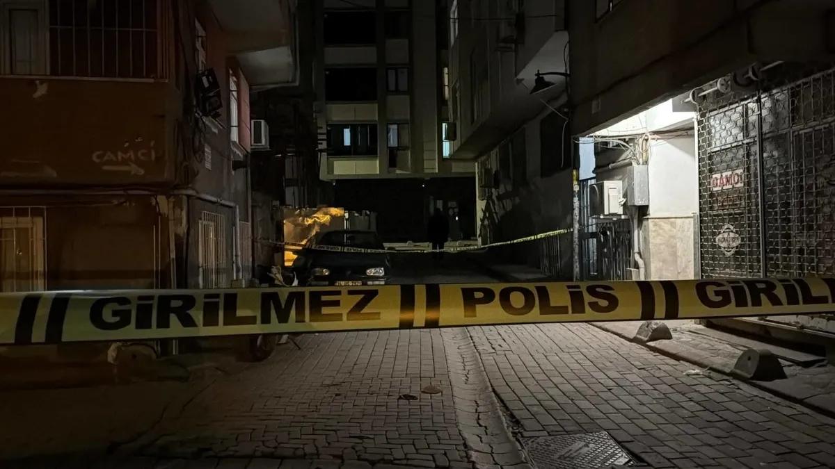 Zeytinburnu'nda dehşet anları: Silahlı kavgada mermi eve isabet etti!