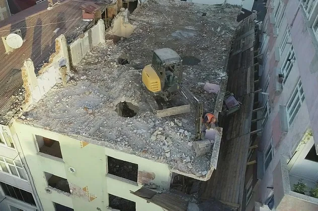 İstanbul'da deprem sonrası boşaltılan binada ilginç yıkım