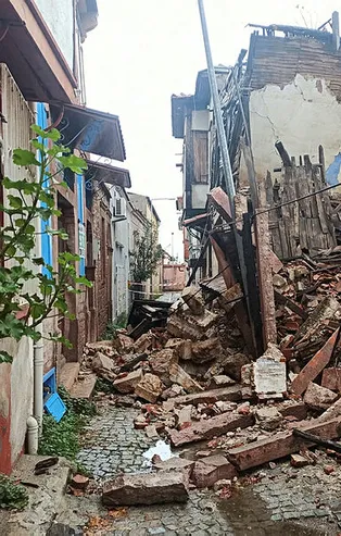 SON DAKİKA: Ayvalık'ta yağış nedeniyle 2 katlı bina yıkıldı!